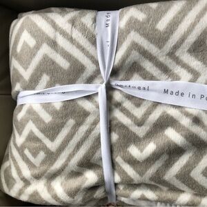 Docofil King Size Black And White Cotton Blend Soft Blanket Made In Portugal NEW